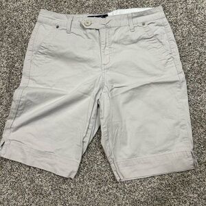Gloria Vanderbilt Women’s Tan/Gray “The perfect fit”Shorts size 14
